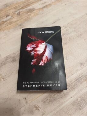 New Moon by Stephenie Meyer - Black Cover with Red & White Flower